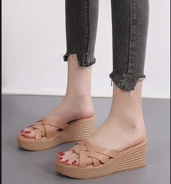 Elegant Tan Platform Sandals for Women. - Image 3